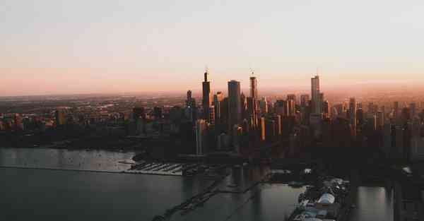 有一个智能机器人她能知，会烧饭