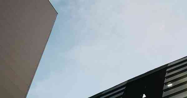 有一个智能机器人她能知，会烧饭