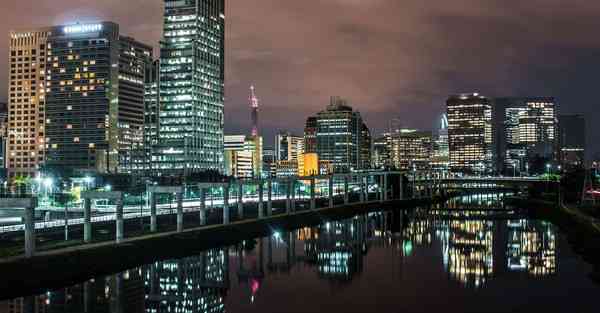 有一个智能机器人她能知，会烧饭