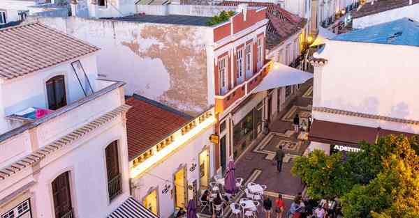 人工智能机器人和人谈恋爱