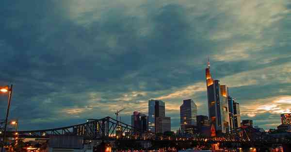 人工智能机器人和人谈恋爱