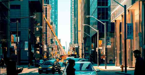 有一个智能机器人她能知，会烧饭