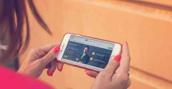 人工智能机器人和人谈恋爱