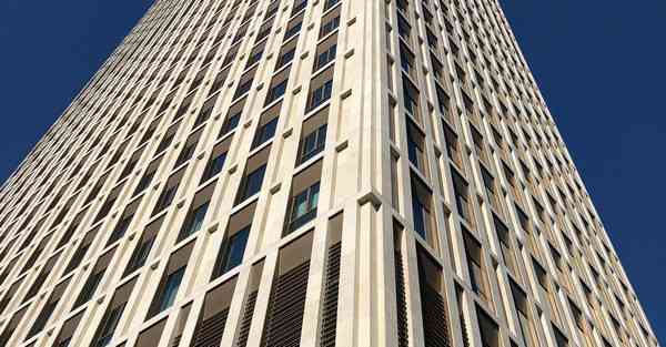 有一个智能机器人她能知，会烧饭