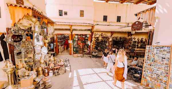 人工智能机器人和人谈恋爱