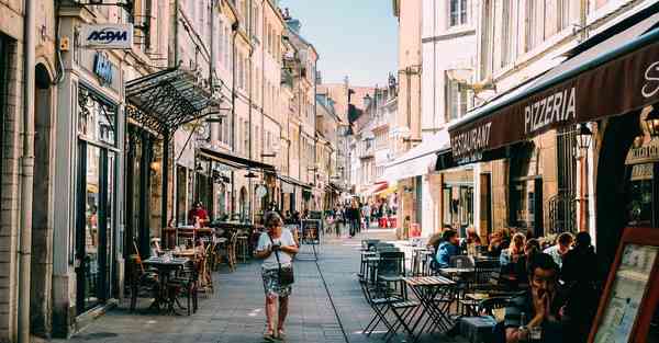 一款智能机器人，一款智能机器人手机