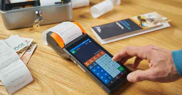 人工智能机器人和人谈恋爱