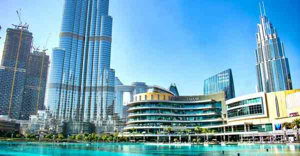 人工智能机器人和人谈恋爱