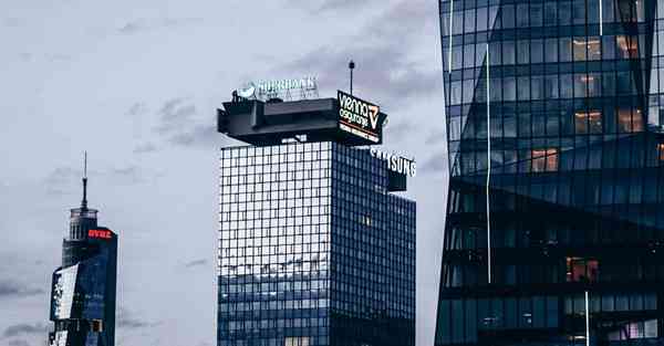 人工智能机器人和人谈恋爱