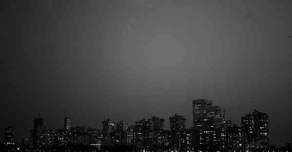 人工智能机器人和人谈恋爱