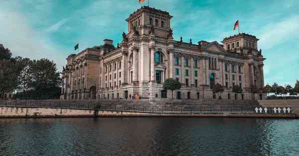 人工智能机器人和人谈恋爱