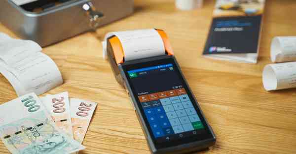 人工智能机器人和人谈恋爱