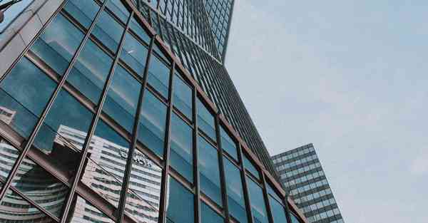 有一个智能机器人她能知，会烧饭