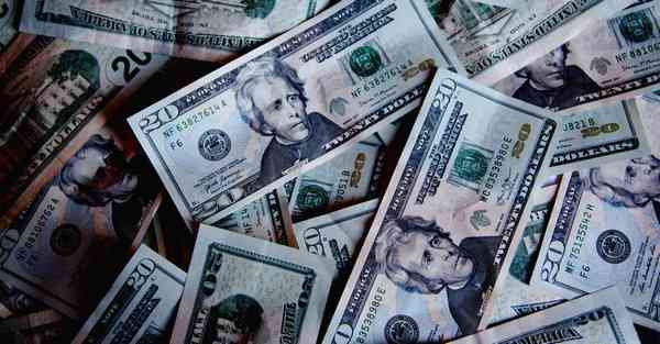 人工智能机器人和人谈恋爱