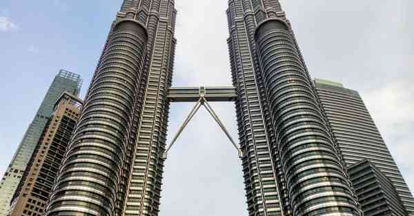 有一个智能机器人她能知，会烧饭