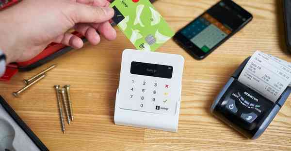 人工智能机器人和人谈恋爱