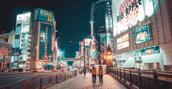 人工智能机器人和人谈恋爱