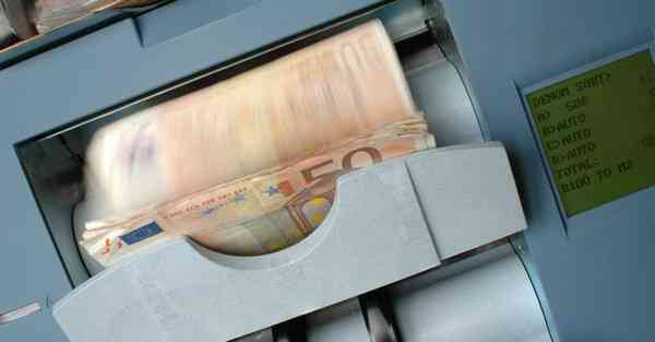 人工智能机器人和人谈恋爱