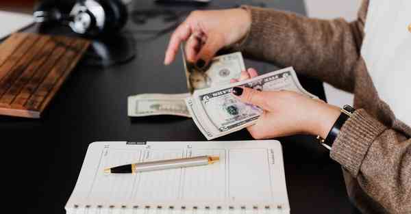 人工智能机器人和人谈恋爱