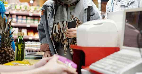 人工智能机器人和人谈恋爱